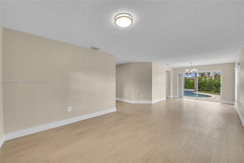 House in Plantation, Florida 4 bedrooms, 243.59 sq.m. № 2023547 - photo 11