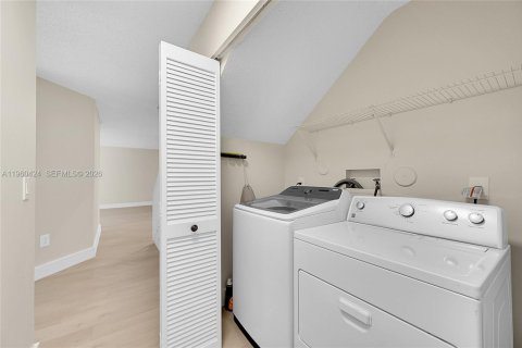 House in Plantation, Florida 4 bedrooms, 243.59 sq.m. № 2023547 - photo 12