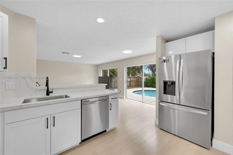 House in Plantation, Florida 4 bedrooms, 243.59 sq.m. № 2023547 - photo 3