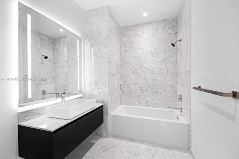 Condominio en venta en Miami, Florida, 4 dormitorios, 352.84 m2 № 2044061 - foto 16