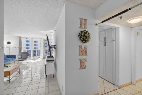 Снять в аренду кондоминиум в Майами-Бич, Флорида 2 спальни, 127.09м2, № 1972289 - фото 26