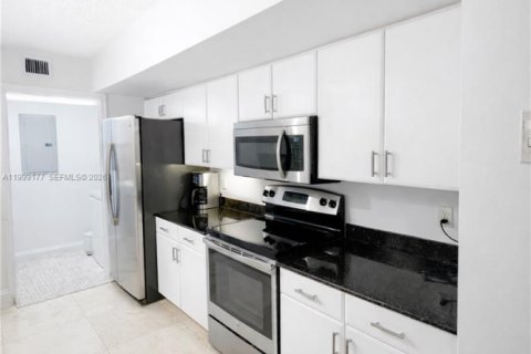 Condo in Miami Beach, Florida, 1 bedroom  № 2067451 - photo 10