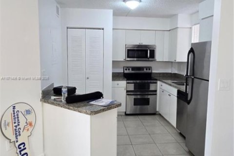 Condominio en alquiler en Hialeah, Florida, 1 dormitorio, 69.58 m2 № 1920276 - foto 4