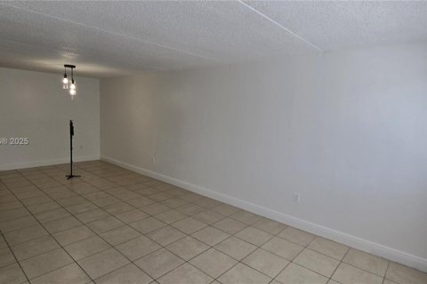 Condominio en alquiler en Hialeah, Florida, 1 dormitorio, 69.58 m2 № 1920276 - foto 6