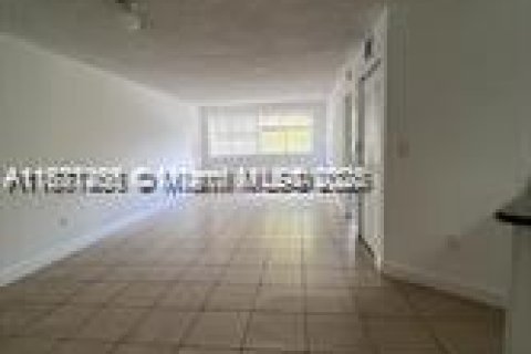 Condominio en alquiler en Hialeah, Florida, 1 dormitorio, 69.58 m2 № 1920276 - foto 7