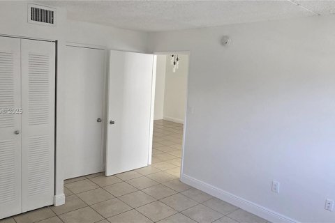 Condominio en alquiler en Hialeah, Florida, 1 dormitorio, 69.58 m2 № 1920276 - foto 10