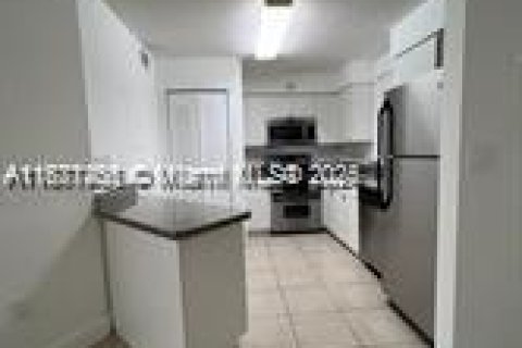 Condominio en alquiler en Hialeah, Florida, 1 dormitorio, 69.58 m2 № 1920276 - foto 2
