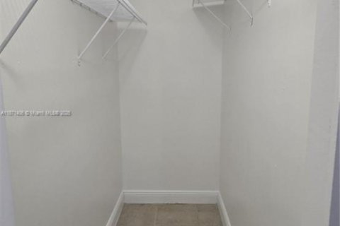 Condominio en alquiler en Hialeah, Florida, 1 dormitorio, 69.58 m2 № 1920276 - foto 11