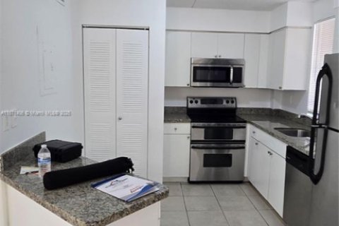 Condominio en alquiler en Hialeah, Florida, 1 dormitorio, 69.58 m2 № 1920276 - foto 3