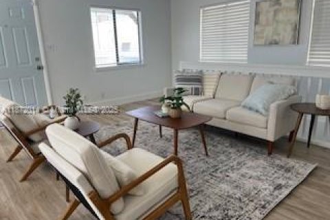 House in Panama City, Florida 6 bedrooms, 167.22 sq.m. № 1920199 - photo 12