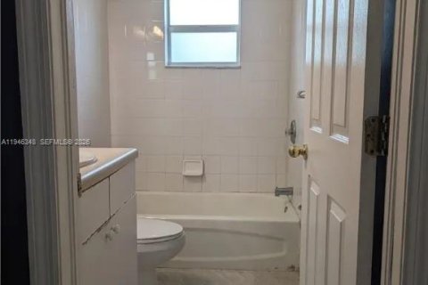 Купить коммерческую недвижимость в Лихай-Эйкерс, Флорида 184.69м2, № 2002612 - фото 11