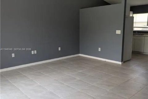 Купить коммерческую недвижимость в Лихай-Эйкерс, Флорида 184.69м2, № 2002612 - фото 3