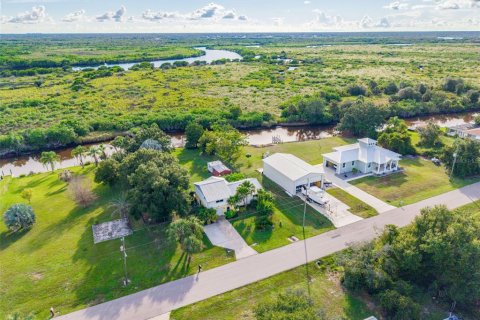 House in Punta Gorda, Florida 3 bedrooms, 130.81 sq.m. № 2353373