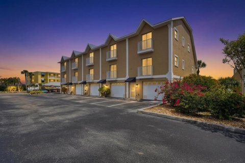 Townhouse in Englewood, Florida 3 bedrooms, 129.78 sq.m. № 2197958 - photo 2