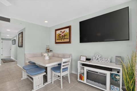 Townhouse in Englewood, Florida 3 bedrooms, 129.78 sq.m. № 2197958 - photo 10