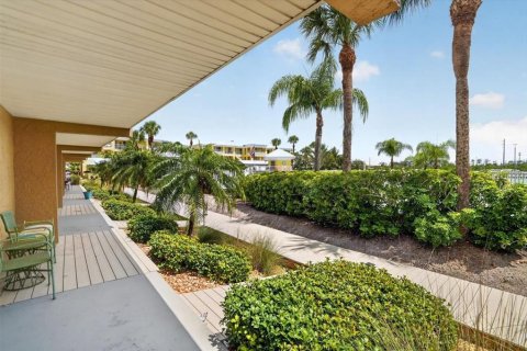 Townhouse in Englewood, Florida 3 bedrooms, 129.78 sq.m. № 2197958 - photo 28