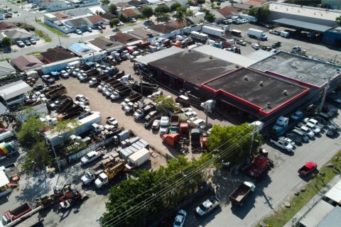 Commercial property in Hialeah Gardens, Florida № 1863903 - photo 5