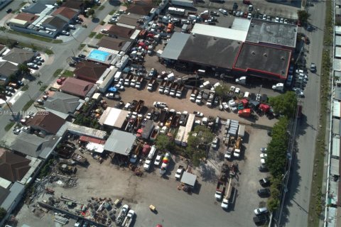 Commercial property in Hialeah Gardens, Florida № 1863903 - photo 2