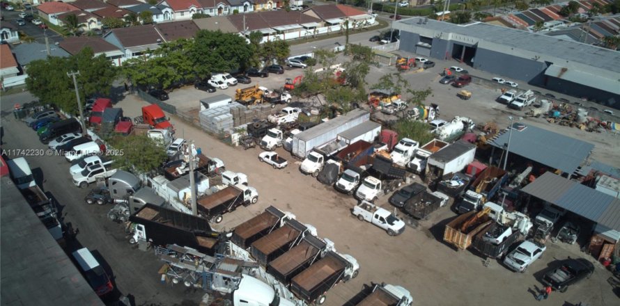 Commercial property in Hialeah Gardens, Florida № 1863903
