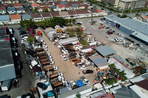 Commercial property in Hialeah Gardens, Florida № 1863903 - photo 6