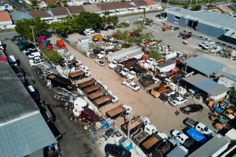 Commercial property in Hialeah Gardens, Florida № 1863903 - photo 4