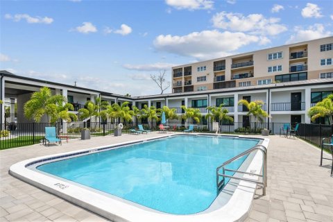 Apartamento en alquiler en Belleair Bluffs, Florida, 1 dormitorio, 69.68 m2 № 1679372 - foto 2