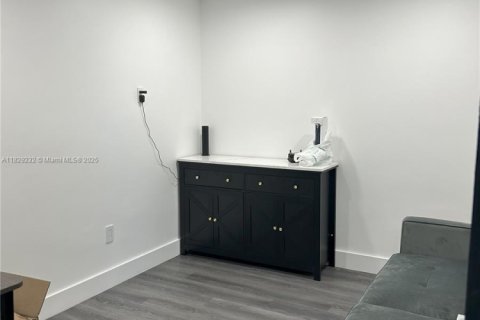 Propiedad comercial en venta en Miami, Florida № 1934134 - foto 5