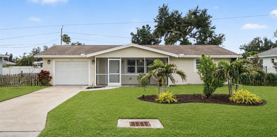 House in Venice, Florida 2 bedrooms, 111.76 sq.m. № 2350186