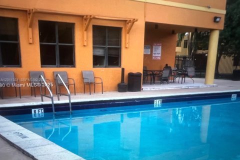 Condo in Sweetwater, Florida, 2 bedrooms  № 2075303 - photo 15