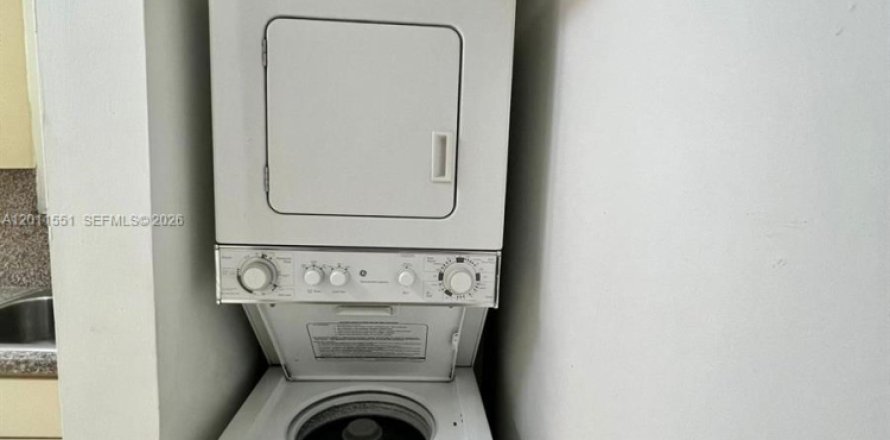 Condo in Sweetwater, Florida, 2 bedrooms  № 2075303