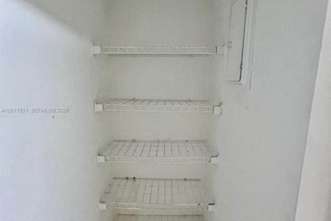Condo in Sweetwater, Florida, 2 bedrooms  № 2075303 - photo 3