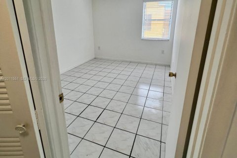 Condo in Sweetwater, Florida, 2 bedrooms  № 2075303 - photo 5