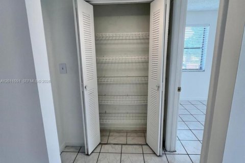 Condo in Sweetwater, Florida, 2 bedrooms  № 2075303 - photo 4
