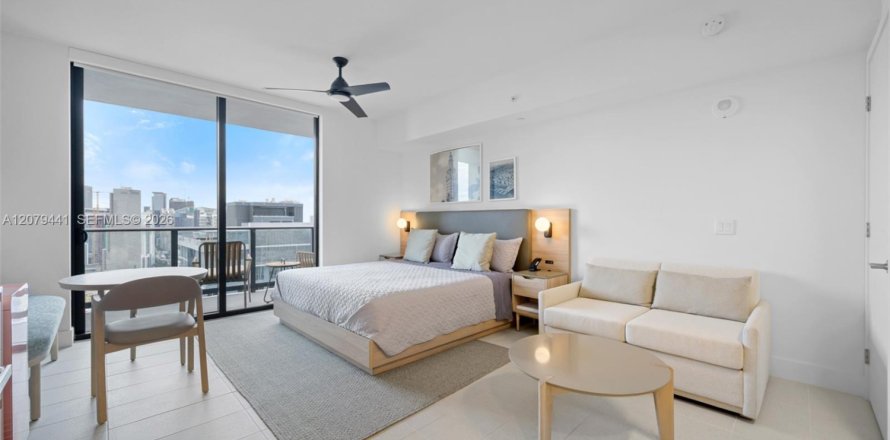 Estudio en el Condominio en Miami, Florida  № 2339941