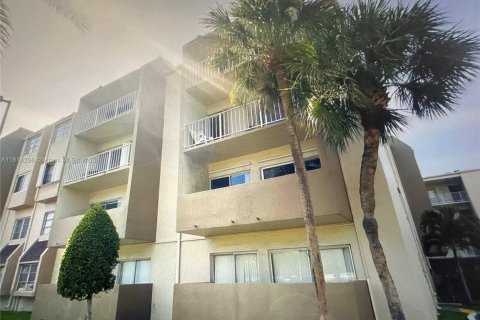 Condo in Miami, Florida, 1 bedroom  № 1934695 - photo 2