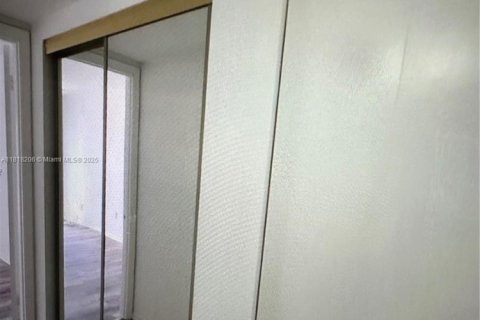 Condo in Miami, Florida, 1 bedroom  № 1934695 - photo 6