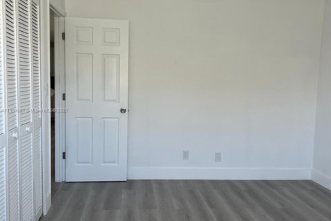 House in Cape Coral, Florida 3 bedrooms, 111.95 sq.m. № 1834381 - photo 12