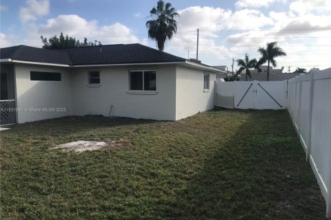 House in Cape Coral, Florida 3 bedrooms, 111.95 sq.m. № 1834381 - photo 16