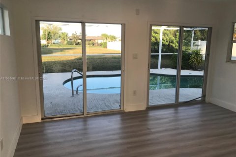 House in Cape Coral, Florida 3 bedrooms, 111.95 sq.m. № 1834381 - photo 7