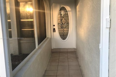 House in Cape Coral, Florida 3 bedrooms, 111.95 sq.m. № 1834381 - photo 4