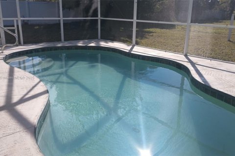 House in Cape Coral, Florida 3 bedrooms, 111.95 sq.m. № 1834381 - photo 19