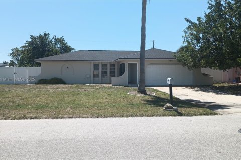 House in Cape Coral, Florida 3 bedrooms, 111.95 sq.m. № 1834381 - photo 1