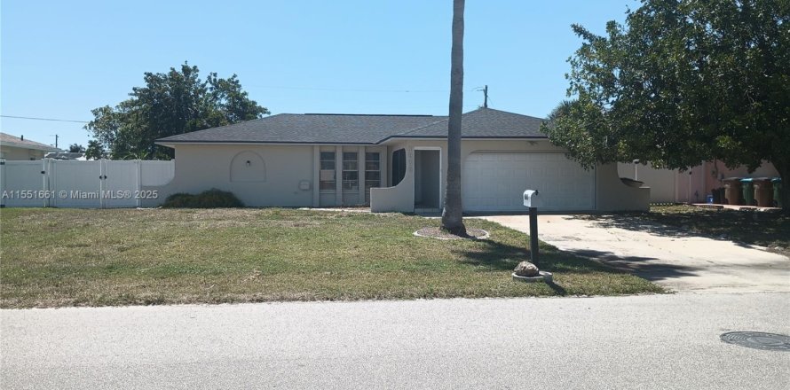House in Cape Coral, Florida 3 bedrooms, 111.95 sq.m. № 1834381