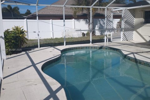 House in Cape Coral, Florida 3 bedrooms, 111.95 sq.m. № 1834381 - photo 29