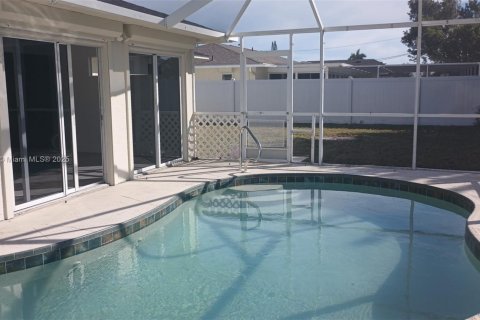 House in Cape Coral, Florida 3 bedrooms, 111.95 sq.m. № 1834381 - photo 20