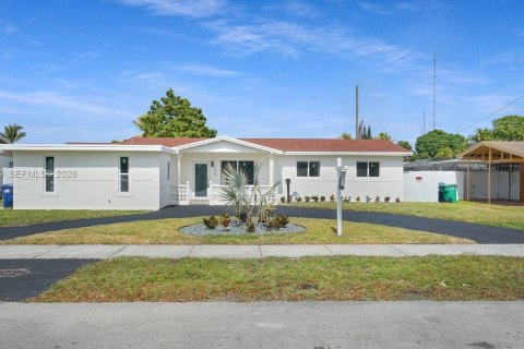 House in Miami Gardens, Florida 4 bedrooms, 188.68 sq.m. № 2030517 - photo 7