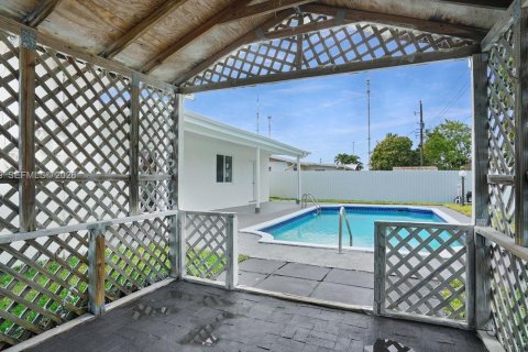 House in Miami Gardens, Florida 4 bedrooms, 188.68 sq.m. № 2030517 - photo 27