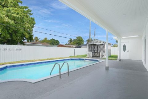 House in Miami Gardens, Florida 4 bedrooms, 188.68 sq.m. № 2030517 - photo 25