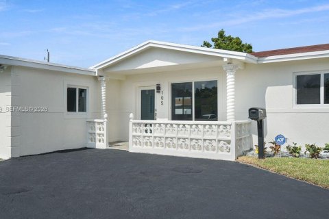 House in Miami Gardens, Florida 4 bedrooms, 188.68 sq.m. № 2030517 - photo 6