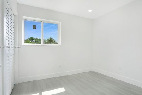 House in Miami Gardens, Florida 4 bedrooms, 188.68 sq.m. № 2030517 - photo 11